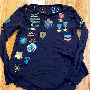 Chaser distressed size Medium Long Sleeve Shirt